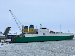 Iso-Britannian lipun alla seilaava M/s Vasaland -rahtialus Kemin satamassa. Ulkomaan lipun alla seilaavat alukset ovat maamme satamissa tutumpi näky kuin suomalaiset kauppalaivat.