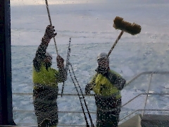 Polariksen komentosillan ikkunoiden pesu. Kuva: Seppo Mäkinen, Arctia Oy