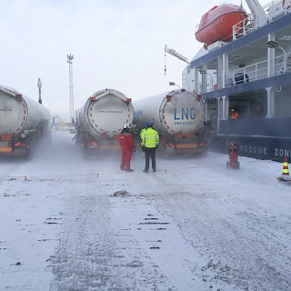 Polaris bunkraa LNG:tä. Kuva: Seppo Mäkinen, Arctia Oy